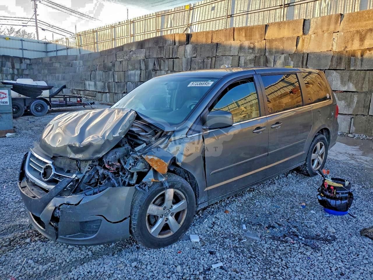 Volkswagen Routan SE 3.8L 6 2010