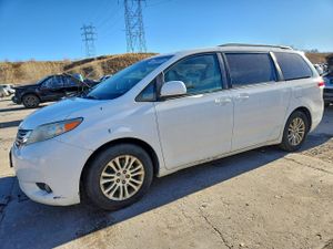 Toyota Sienna XLE 3.5L 6 2012