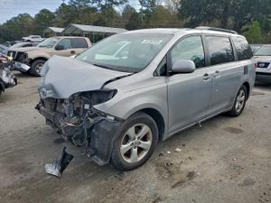 Toyota Sienna LE 3.5L 6 2015