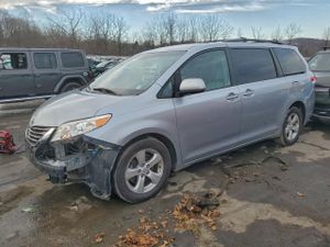 Toyota Sienna LE 3.5L 6 2014