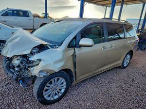 Toyota Sienna XLE 3.5L 6 2013