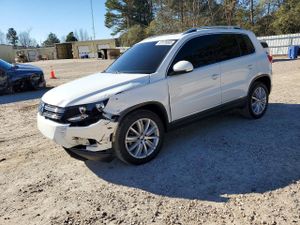 Volkswagen Tiguan S 2.0L 4 2015