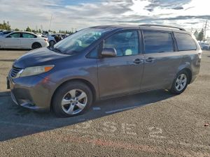 Toyota Sienna LE 3.5L 6 2013