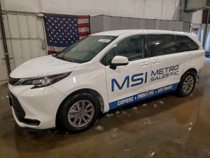 Toyota Sienna LE 2.5L 4 2021