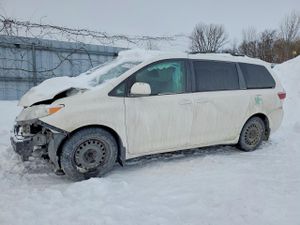 Toyota Sienna LE 3.5L 6 2015