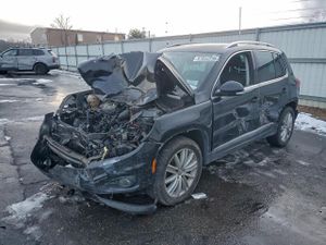 Volkswagen Tiguan S 2.0L 4 2014