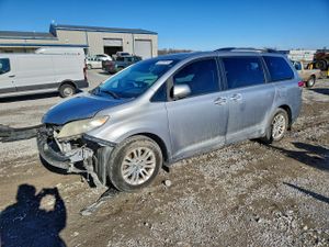Toyota Sienna XLE 3.5L 6 2013