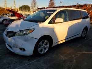 Toyota Sienna LE 3.5L 6 2011