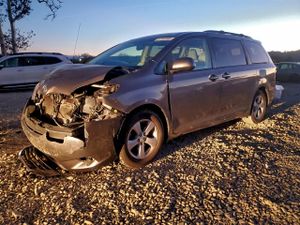 Toyota Sienna LE 3.5L 6 2012