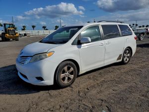 Toyota Sienna LE 3.5L 6 2015
