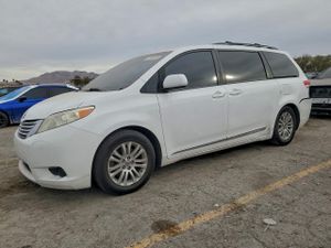 Toyota Sienna LE 3.5L 6 2013
