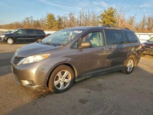 Toyota Sienna LE 3.5L 6 2011