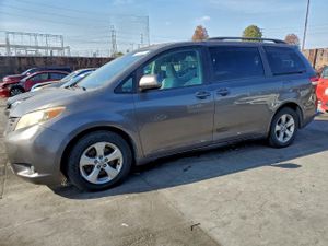 Toyota Sienna LE 3.5L 6 2013