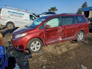 Toyota Sienna LE 3.5L 6 2015