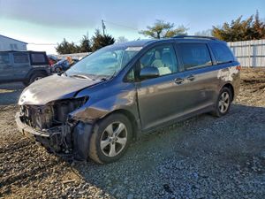 Toyota Sienna LE 3.5L 6 2015