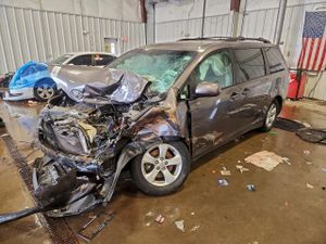Toyota Sienna LE 3.5L 6 2013