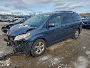 Toyota Sienna LE 3.5L 6 2014