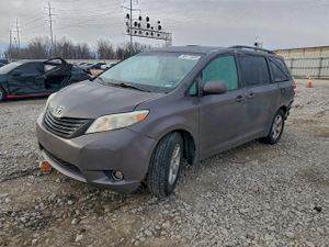 Toyota Sienna LE 3.5L 6 2014