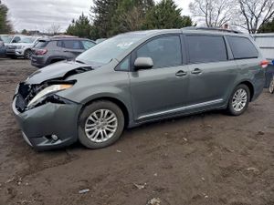 Toyota Sienna XLE 3.5L 6 2013