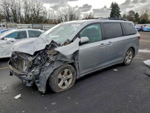 Toyota Sienna LE 3.5L 6 2015