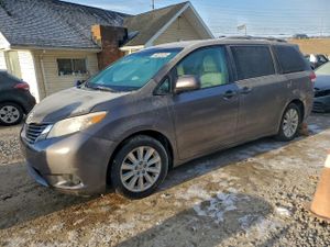 Toyota Sienna LE 3.5L 6 2013