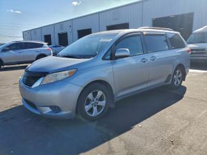 Toyota Sienna LE 3.5L 6 2012