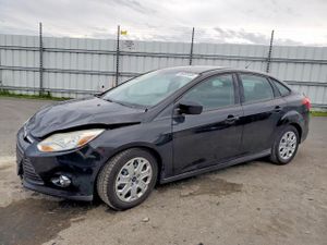 Ford Focus SE 2.0L 4 2012