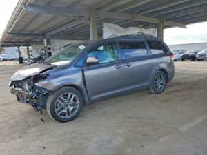 Toyota Sienna LE 3.5L 6 2013