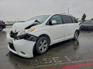 Toyota Sienna LE 3.5L 6 2013