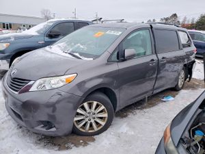 Toyota Sienna LE 3.5L 6 2012