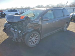 Toyota Sienna XLE 3.5L 6 2011