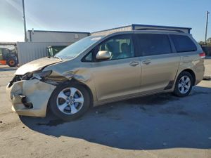 Toyota Sienna LE 3.5L 6 2011