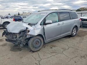 Toyota Sienna LE 3.5L 6 2013