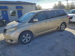 Toyota Sienna LE 3.5L 6 2011