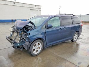 Toyota Sienna LE 3.5L 6 2012