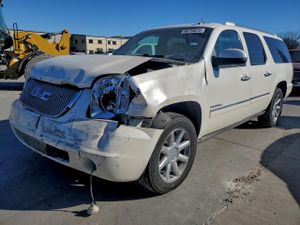 GMC Yukon DENALI 6.2L 8 2011