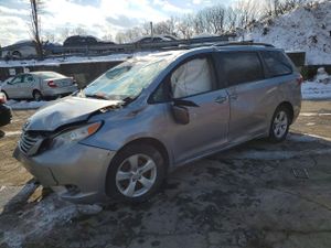 Toyota Sienna LE 3.5L 6 2015