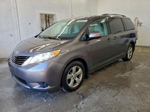 Toyota Sienna LE 3.5L 6 2013