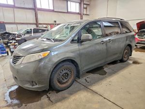 Toyota Sienna LE 3.5L 6 2013