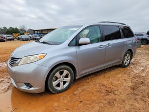 Toyota Sienna LE 3.5L 6 2011