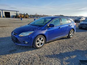 Ford Focus SE 2.0L 4 2012