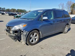 Toyota Sienna LE 3.5L 6 2015