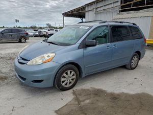 Toyota Sienna CE 3.5L 6 2010