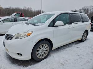 Toyota Sienna LE 3.5L 6 2012