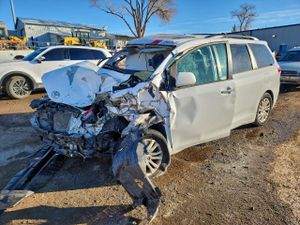 Toyota Sienna XLE 3.5L 6 2014