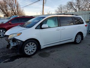 Toyota Sienna XLE 3.5L 6 2013