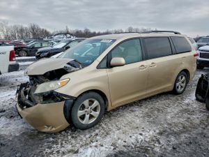 Toyota Sienna LE 3.5L 6 2011