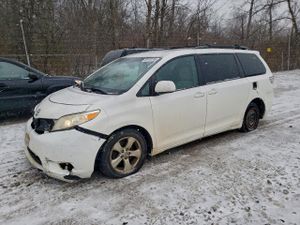Toyota Sienna LE 3.5L 6 2011