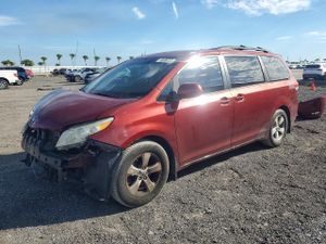 Toyota Sienna LE 3.5L 6 2013