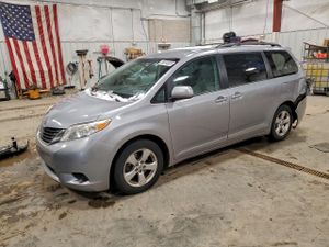 Toyota Sienna LE 3.5L 6 2013